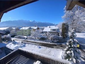 - une vue sur la neige depuis le balcon d'une maison dans l'établissement Swiss Alps View Apartment - contactless self check-in, à Thun