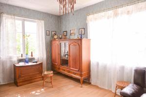 salon z dużą drewnianą szafką i oknem w obiekcie Sirbi House w Tallinnie