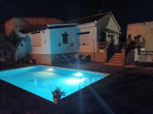 Bazén v ubytování Cortijo de los geraneos nebo v jeho okolí