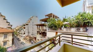 un balcone di un edificio con piante sopra di OneZeroTwo by Zoia Living ad Atene