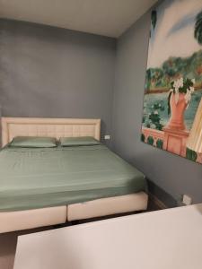 una camera da letto con un letto e un dipinto sul muro di Attico Open Space - Piscina a 400 mt a Desenzano del Garda