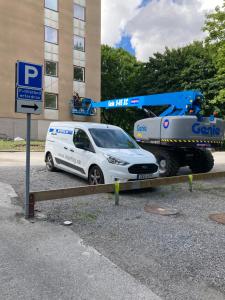 a car is parked next to a crane truck at Jane’s place in Stockholm