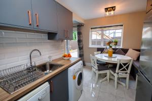 uma cozinha com um lavatório e uma mesa em 9 Parklands Holiday home em Killarney
