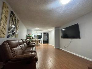 a living room with a couch and a flat screen tv at Residencia preciosa de 2 planta in San Salvador