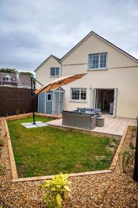 een huis met een grote achtertuin en een patio bij 9 Parklands Holiday home in Killarney