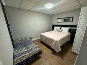 聖薩爾瓦多的住宿－Residencia preciosa de 2 planta，一间卧室配有一张床和一张沙发