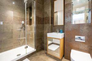 a bathroom with a sink and a shower and a toilet at Superb 2 bed 2 baths Apartment in Woolwich