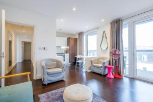 a living room with two chairs and a table at Superb 2 bed 2 baths Apartment in Woolwich
