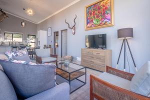 a living room with a couch and a table at Dorpshuis in Dullstroom