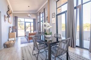 a dining room with a table and chairs at Dorpshuis in Dullstroom