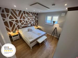 1 dormitorio con 1 cama y suelo de madera en Weinberg Holiday Idyllische Ruhe, nahe den Weinbergen, en Traben-Trarbach