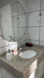 encimera con lavabo y espejo en Flat no Condomínio Gran Lençóis-Barreirinhas - MA en Barreirinhas