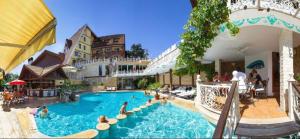 een groot zwembad met mensen in een resort bij Luxury Apartment Rich 2 in Velingrad