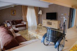 een woonkamer met een bank en een tv bij Luxury Apartment Rich 2 in Velingrad