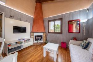 ein Wohnzimmer mit einem Sofa und einem Kamin in der Unterkunft Villa sa teulada in Santa Margalida
