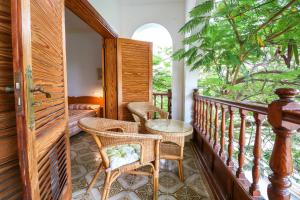 - Balcón con mesa y sillas de mimbre en Lovely house views&garden, en Agaete