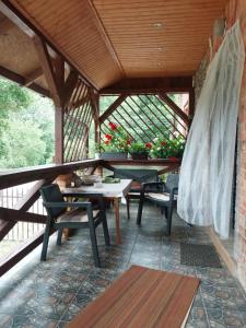een patio met tafels en stoelen op een dak bij Wczasy Żywki in Kruklanki