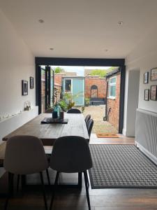Φωτογραφία από το άλμπουμ του Luxury Spacious Renovated Townhouse σε Grantham