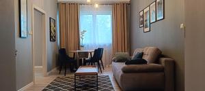 salon z kanapą i stołem w obiekcie Apartament Italia Faktura VAT w Koszalinie