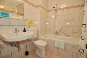 Bilik mandi di Pension & Apartments Weissbriach