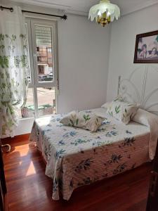 1 dormitorio con 1 cama en una habitación con ventana en Benedicto, en Ajo