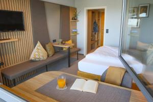 una camera d'albergo con letto e tavolo con drink di Hotel Restaurant Haus Rebland a Baden-Baden