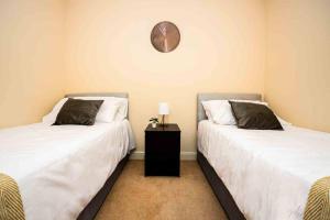 two beds sitting next to each other in a room at Clarkson Court 1Bedroom Flat in Hatfield