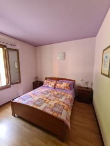 sypialnia z łóżkiem z 2 poduszkami w obiekcie Incantevole appartamento in riva al Piave w mieście Santa Maria