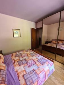 Santa Maria的住宿－Incantevole appartamento in riva al Piave，一间卧室,配有两张床