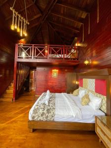 een slaapkamer met een groot bed in een kamer bij Western Valley Resorts in Ooty