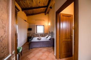 una camera con letto e porta in legno di Agriturismo La Sena a Santa Caterina Dello Ionio Marina