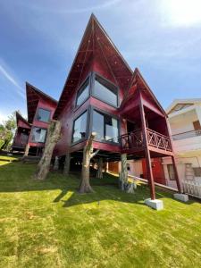 een groot rood huis met bomen in de tuin bij Western Valley Resorts in Ooty