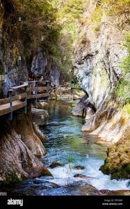 een brug over een rivier met mensen die erop lopen bij LOFT LA LUNA in Villanueva del Arzobispo