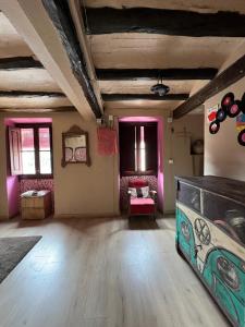 una sala de estar con una pecera en una habitación con paredes rosas en Ca la Traviesa - Refugio del Arte - Pet Lovers - Adults Only - Montsant, en Bellaguarda