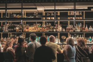 um grupo de pessoas em pé em um bar em Casacon Sirolo em Sirolo