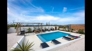 Bazén v ubytování Sasha Apartment - panoramic view with pool nebo v jeho okolí