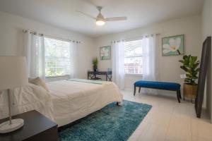 ブレーデントンにあるTropical and Tranquil Bradenton Hideawayのベッドルーム1室(ベッド1台、椅子、窓付)