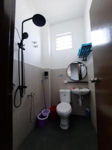 La petite salle de bains est pourvue de toilettes et d'un lavabo. dans l'établissement Fazlizasuite Homestay @ Teluk Kemang-Muslim Preferred, à Port Dickson