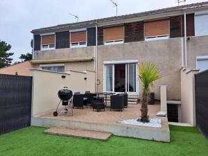 a backyard with a grill and a house at Camden - Extérieur et parking in Reims