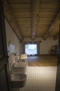 A bathroom at Hotel Dal Menga