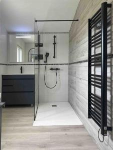 baño con ducha y puerta de cristal en Bastidon indépendant, en Cuers