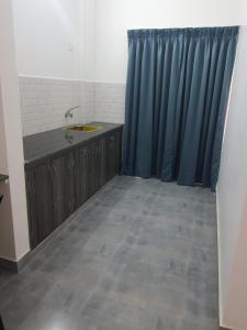 een badkamer met een wastafel en een blauw douchegordijn bij Auro Maison in Pondicherry