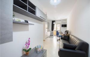 uma sala de estar com um sofá e uma mesa em Cozy Apartment In Caulonia Marina With Indoor Swimming Pool em Caulonia Marina