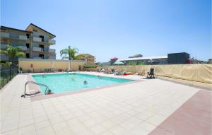 uma grande piscina ao lado de um edifício em Cozy Apartment In Caulonia Marina With Indoor Swimming Pool em Caulonia Marina
