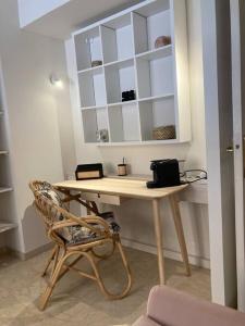 a desk in a room with a chair and a mirror at Studio cosy Cours Mirabeau au cœur d'Aix-en-Provence in Aix-en-Provence