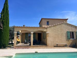 une maison avec une piscine en face de celle-ci dans l'établissement La Provençale, à Redessan