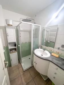 La salle de bains est pourvue d'une douche et d'un lavabo. dans l'établissement La Provençale, à Redessan