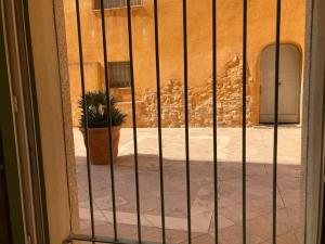 a gate in front of a building with a potted plant at Studio cosy Cours Mirabeau au cœur d'Aix-en-Provence in Aix-en-Provence