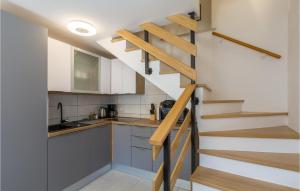 een keuken met een trap naar een loft bij 2 Bedroom Beautiful Home In Marcana in Marčana