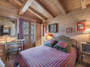 1 dormitorio con 1 cama en una cabaña de madera en Appartement Megève, 5 pièces, 8 personnes - FR-1-453-28 en Megève